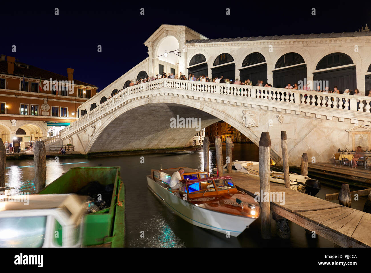 Venezia, Italia - 12 agosto 2017: Il Ponte di Rialto e il Canal Grande con la gente e i turisti di notte a Venezia, Italia Foto Stock