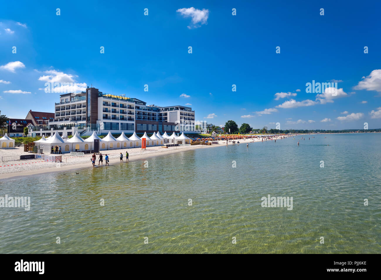 Il mar Baltico e la spiaggia con il Bayside Hotel a Scharbeutz, SCHLESWIG-HOLSTEIN, Germania, Europa Ostsee und Strand mit dem Bayside Hotel in schar Foto Stock