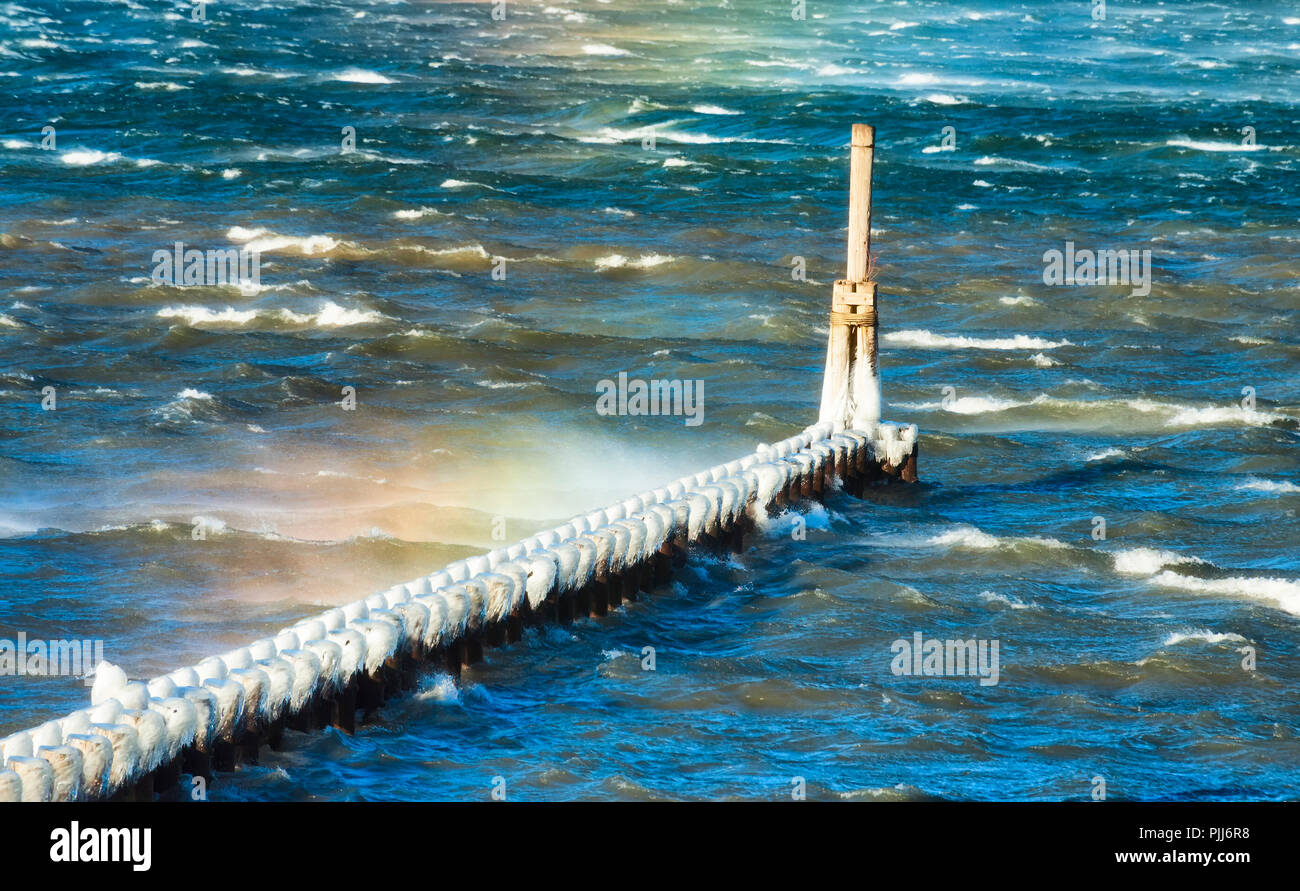 Cinquanta più mph venti nella Columbia River Gorge goccia il fattore freddo verso il basso al di sotto del congelamento. Vento onde guidati splash su palificazioni causando il ghiaccio a f Foto Stock