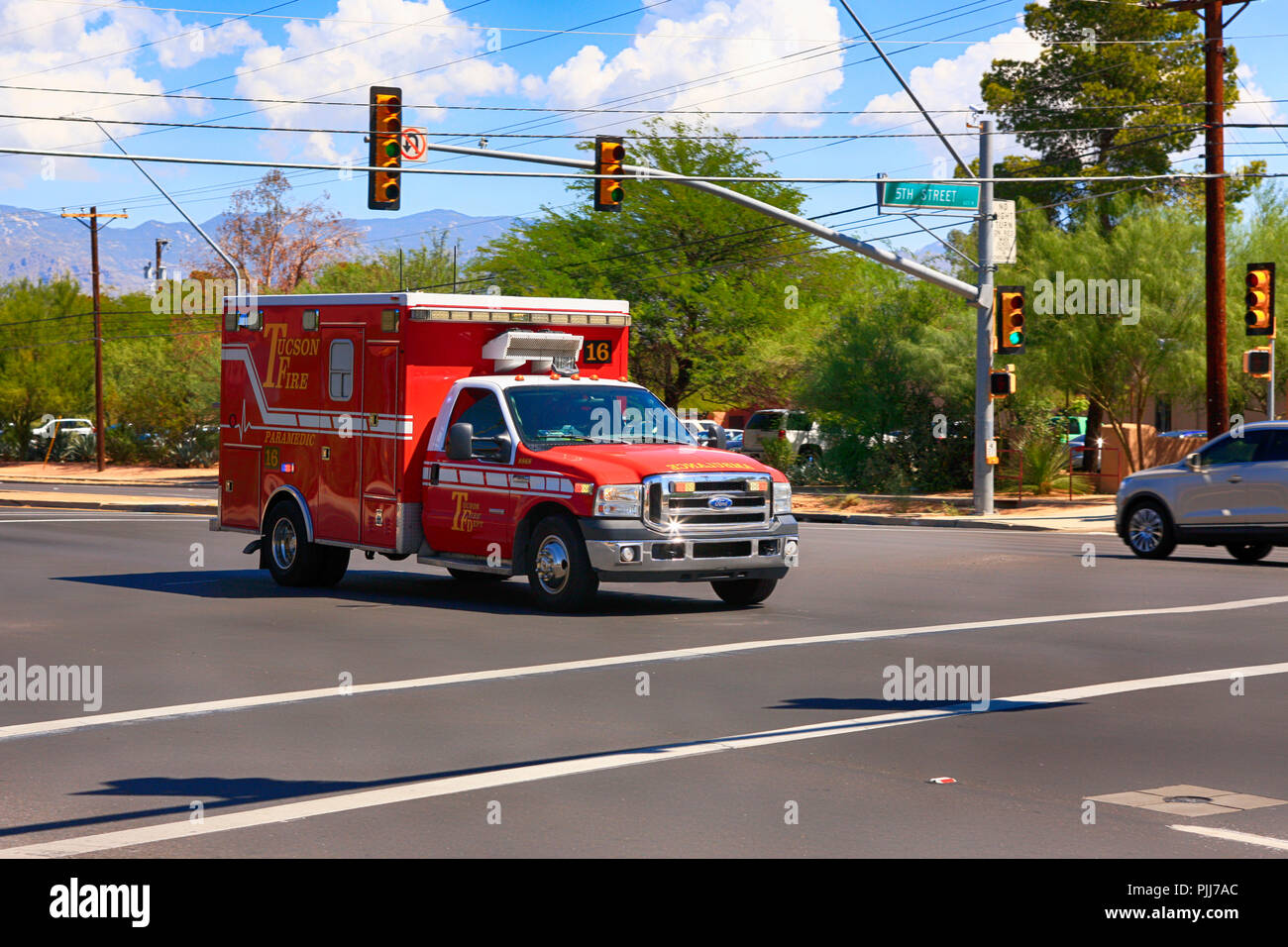 Rosso fuoco di Tucson Dept ambulanza sulla strada per un incidente in Tucson, AZ Foto Stock