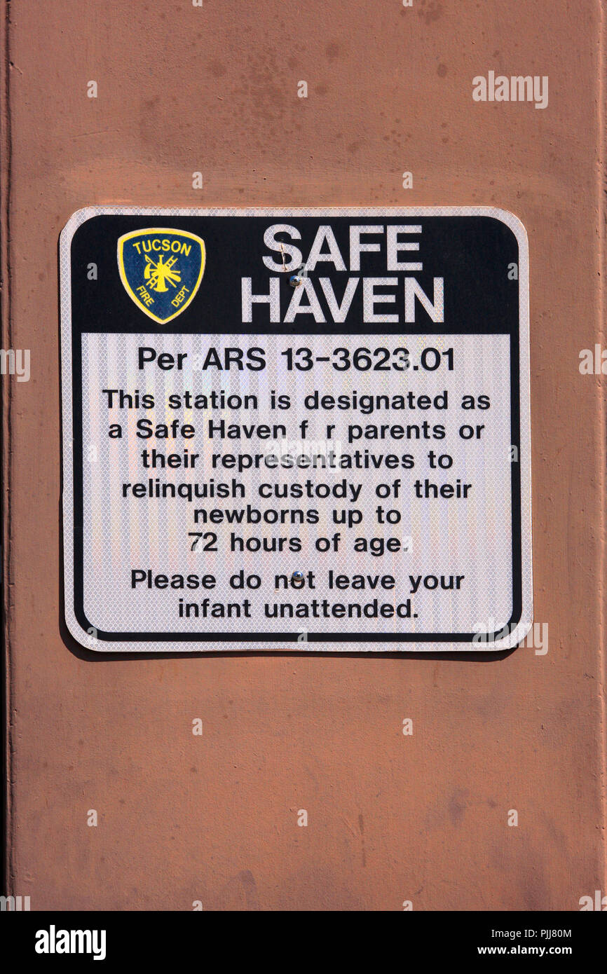 Un rifugio sicuro segno sulla targhetta sul muro di una stazione dei vigili del fuoco di Tucson in Arizona, AZ Foto Stock