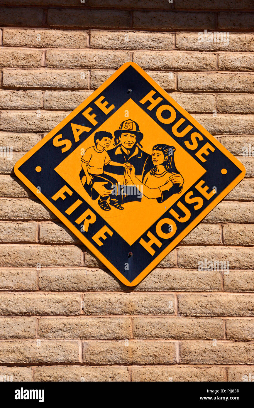 Casa sicuro segno sulla targhetta sul muro di una stazione dei vigili del fuoco di Tucson in Arizona, AZ Foto Stock