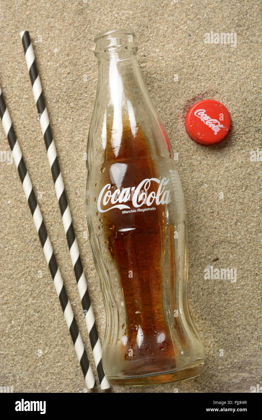 Coca Cola bottiglia di vetro - prodotto in Italia - solo uso editoriale -  primo piano Foto stock - Alamy