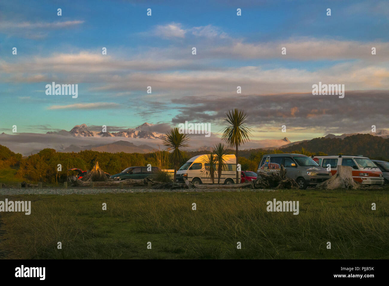 Gillespies Beach conservazione campeggio, camper parcheggiati e vista sulle montagne al tramonto, Westcoast, Isola del Sud, Nuova Zelanda Foto Stock