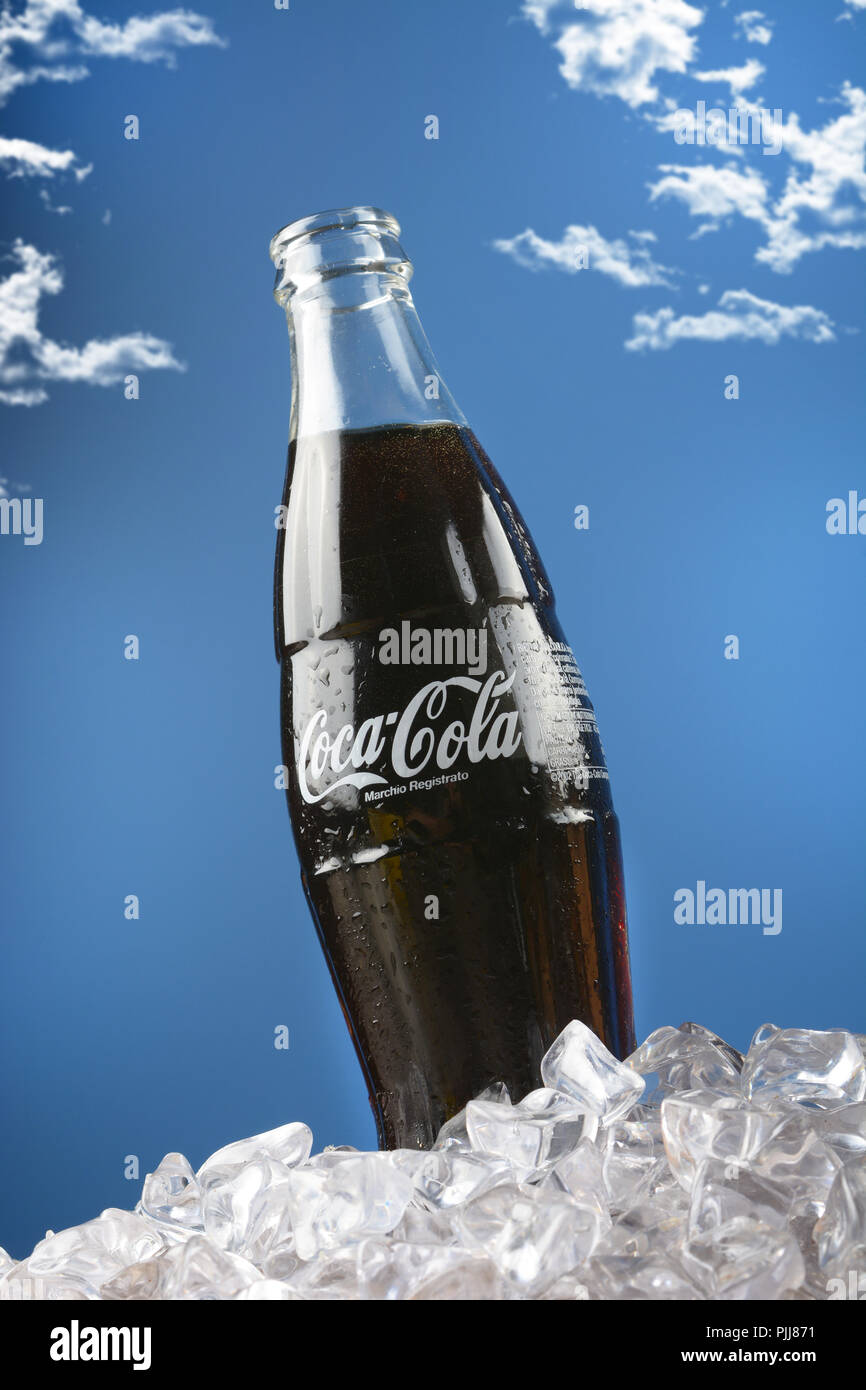 Coca Cola bottiglia di vetro - prodotto in Italia - solo uso editoriale - primo piano Foto Stock