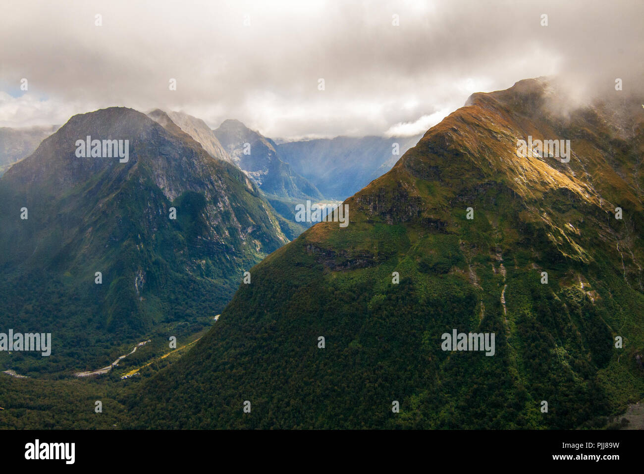 Alte montagne con spettacolare vista panoramica meteo, passo Mackinnon, Parco Nazionale di Fiordland, Nuova Zelanda Foto Stock