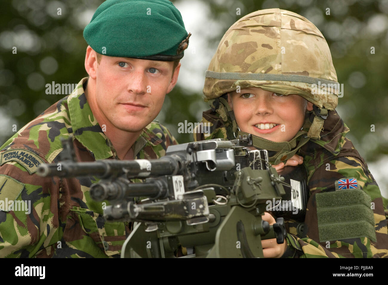 Deryn Blackwell (11) passa un giorno da sogno con i Royal Marines Commando, al loro centro di addestramento di Lymstone, Devon. Foto Stock