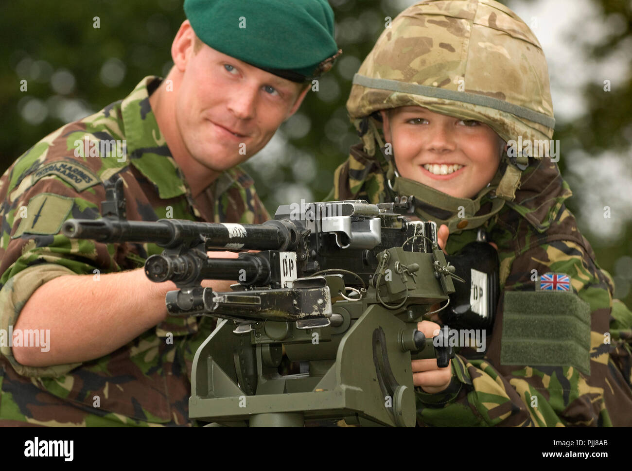 Deryn Blackwell (11) passa un giorno da sogno con i Royal Marines Commando, al loro centro di addestramento di Lymstone, Devon. Foto Stock