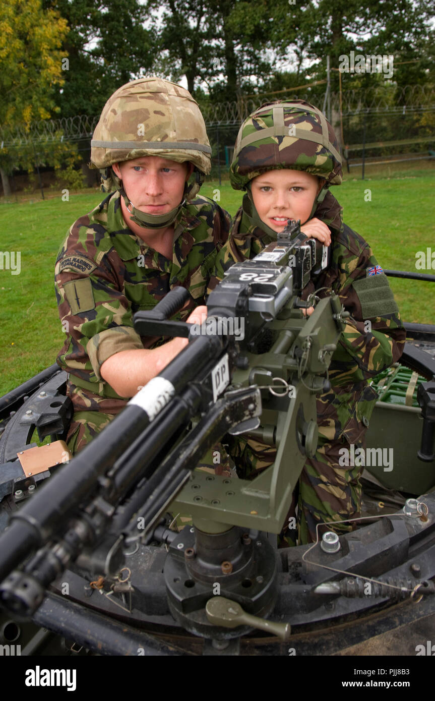 Deryn Blackwell (11) passa un giorno da sogno con i Royal Marines Commando, al loro centro di addestramento di Lymstone, Devon. Foto Stock