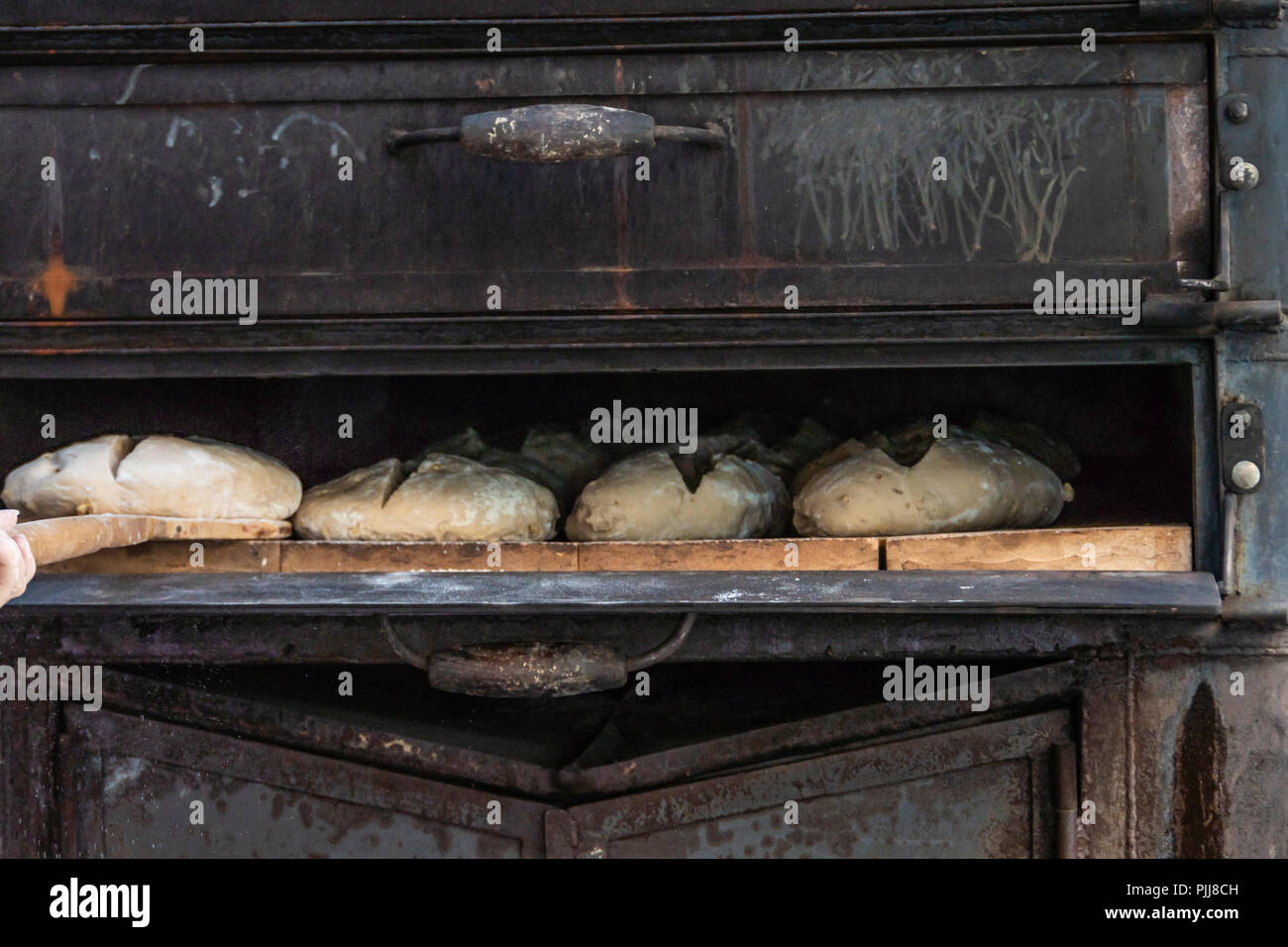 Il vecchio forno a legna per l'elaborazione artigianale del pane nella città di Oliva. Navarra in Spagna. Foto Stock