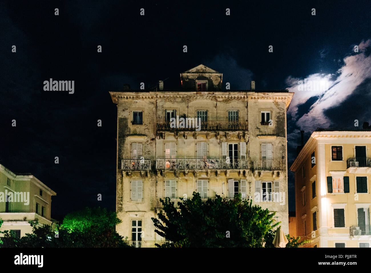 L'isola di Corfù, Grecia, strade persone case e telai dall'isola di Corfu Foto Stock