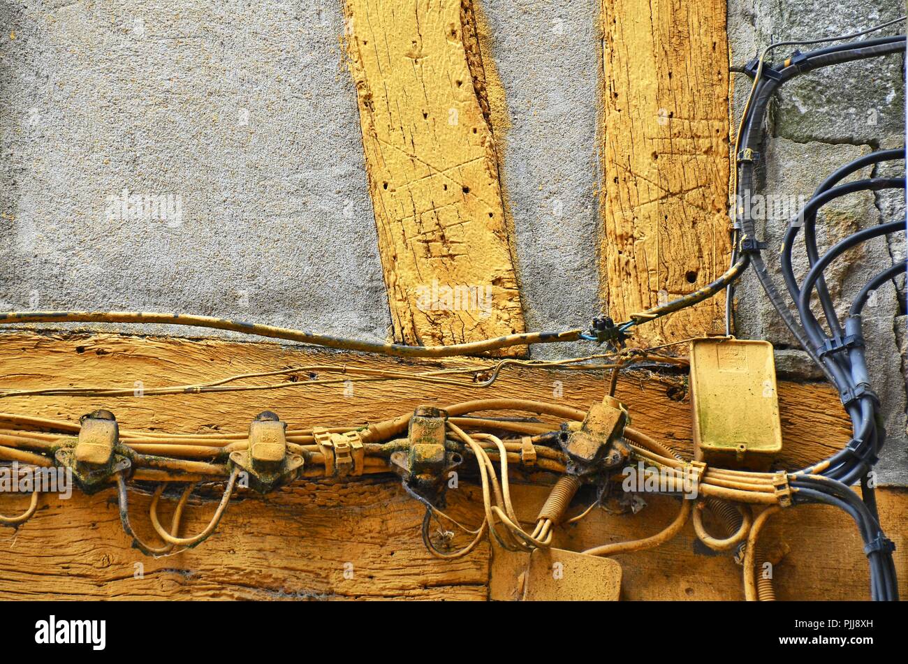 Rifiuti pericolosi, pericolose, rischioso del cablaggio elettrico, Cablaggio, installazione al di fuori di una vecchia casa in Rouen, Normandia, Francia Foto Stock