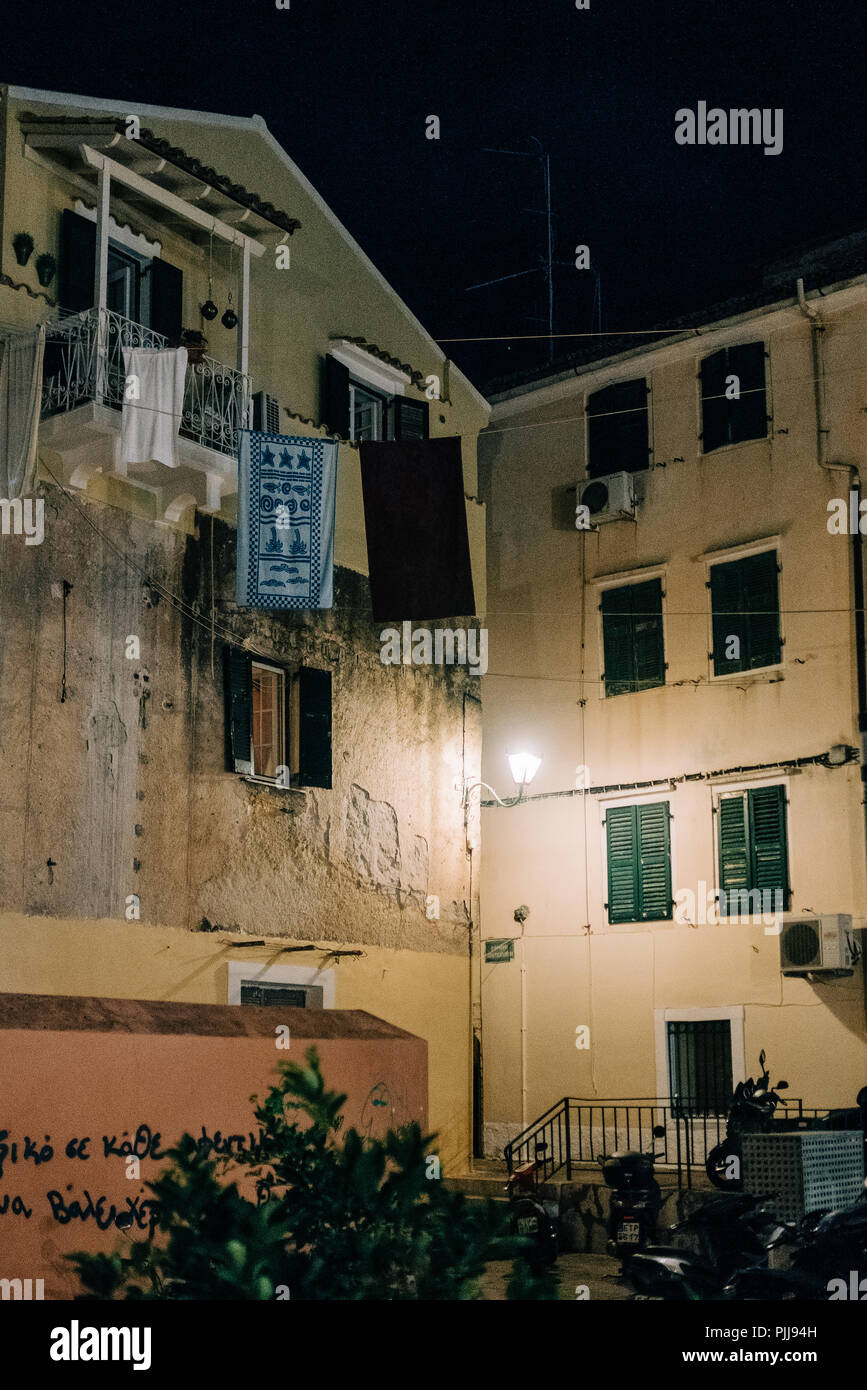 L'isola di Corfù, Grecia, strade persone case e telai dall'isola di Corfu Foto Stock