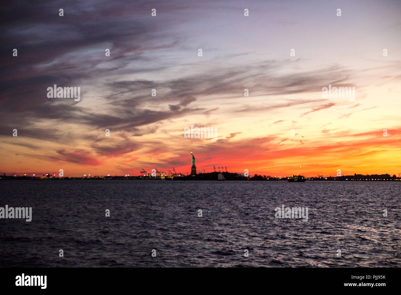 La Statua della libertà su Liberty Island nel porto di New York all'interno di New York City, negli Stati Uniti Foto Stock