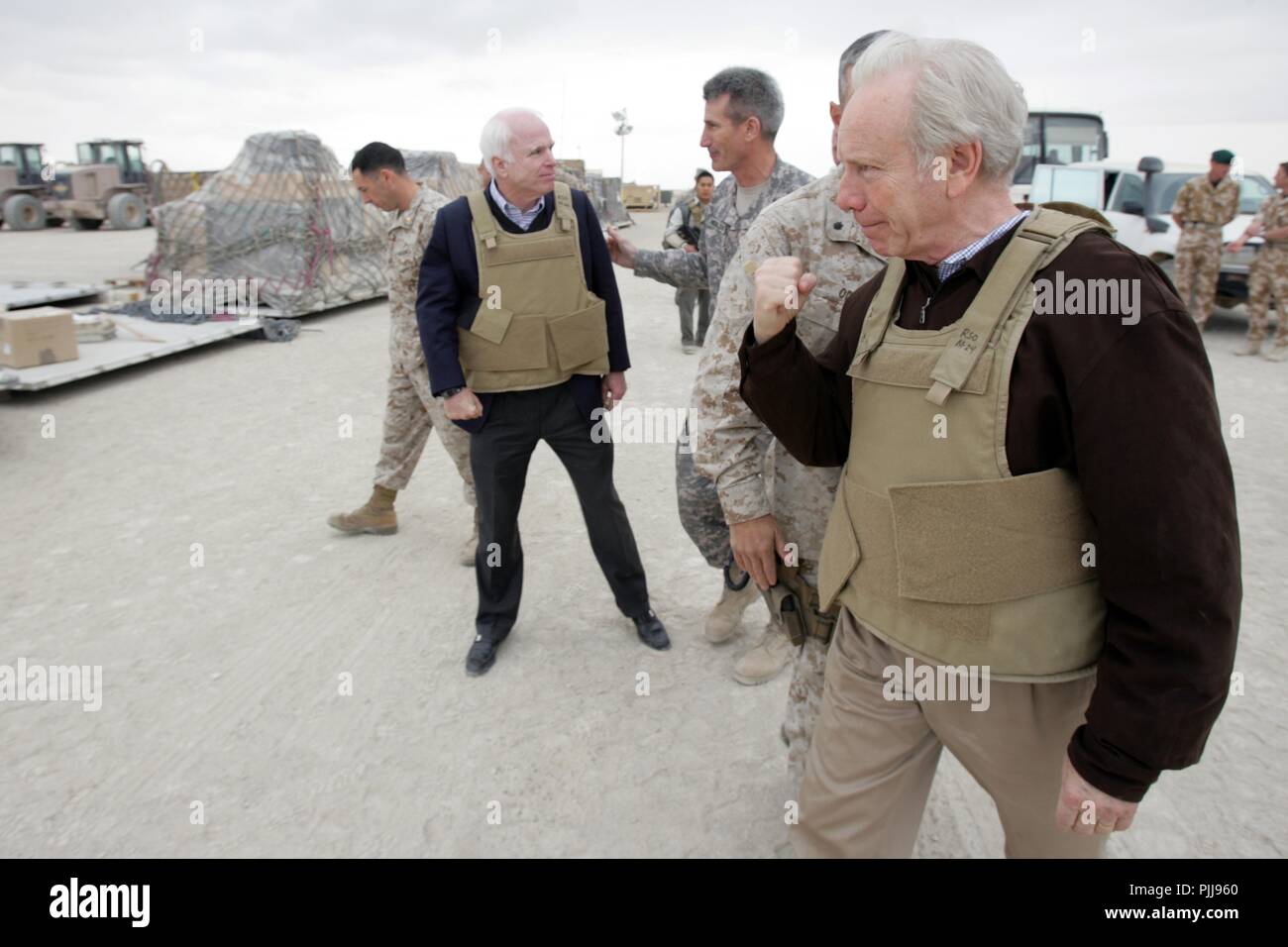 Stati Uniti Il senatore John McCain, centro e Sen. Joe Lieberman, destra, partono dal Camp Bastion airfield indossando una blindatura corporea dopo l incontro con i funzionari dalla British Royal Army Dicembre 7, 2008 a Lashkar Gah, Afghanistan. Foto Stock