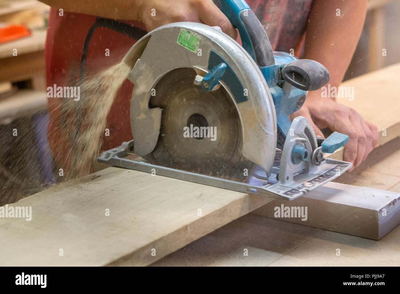 Manuale di fabbricazione di mobili a partire da un albero naturale in un workshop. Foto Stock