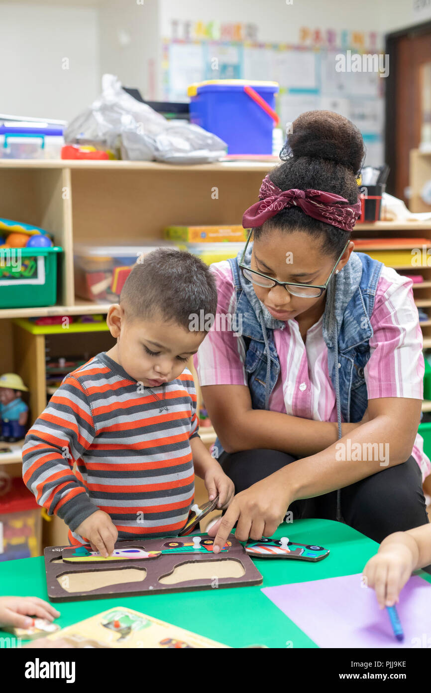 Houston, Texas - un insegnante lavora con un bambino di due anni classe di Wesley centro della comunità prima infanzia Education Program. Foto Stock