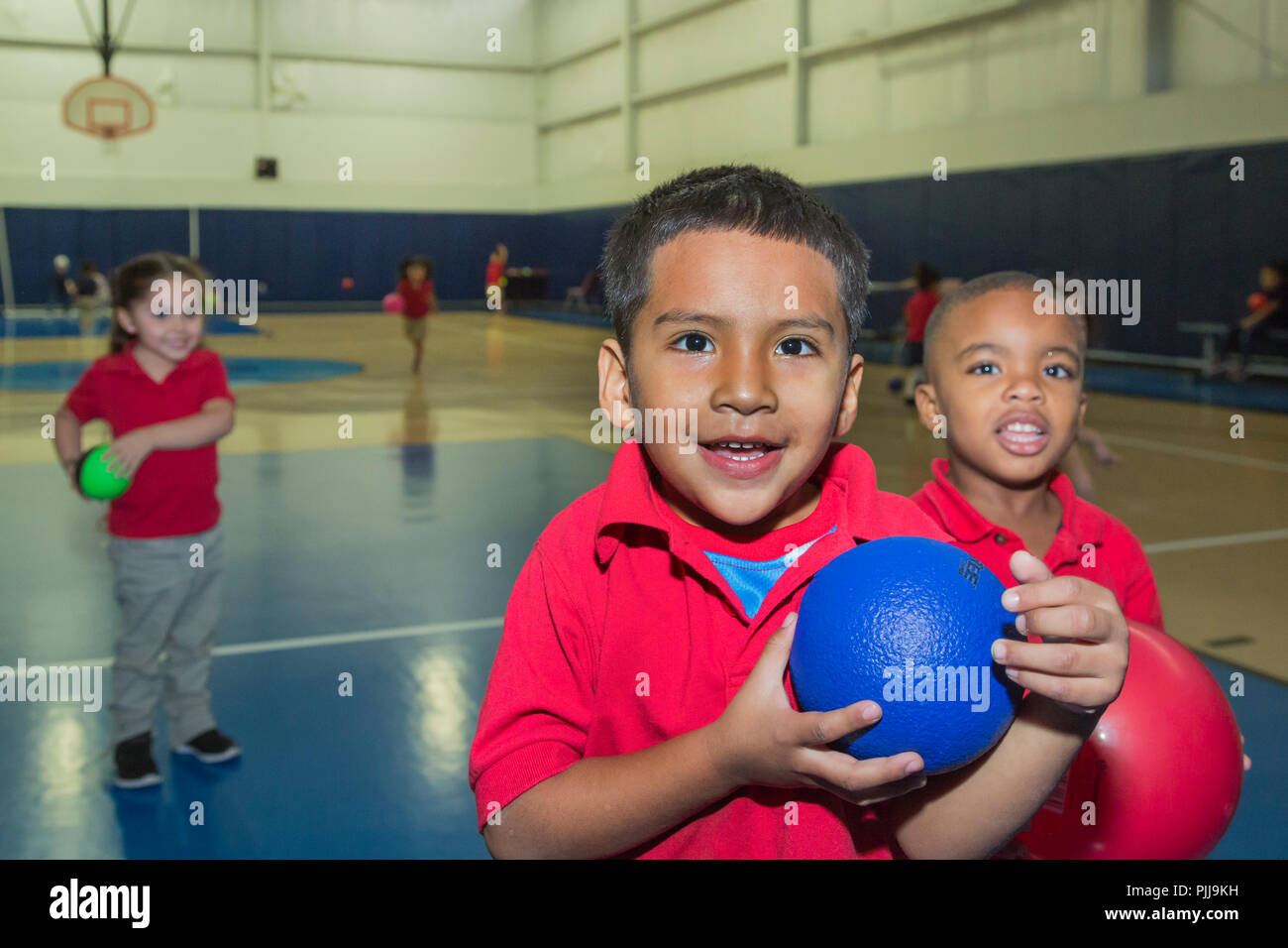 Houston, Texas - quattro-anno-vecchi bambini in palestra durante il Wesley centro della comunità prima infanzia Education Program. Foto Stock