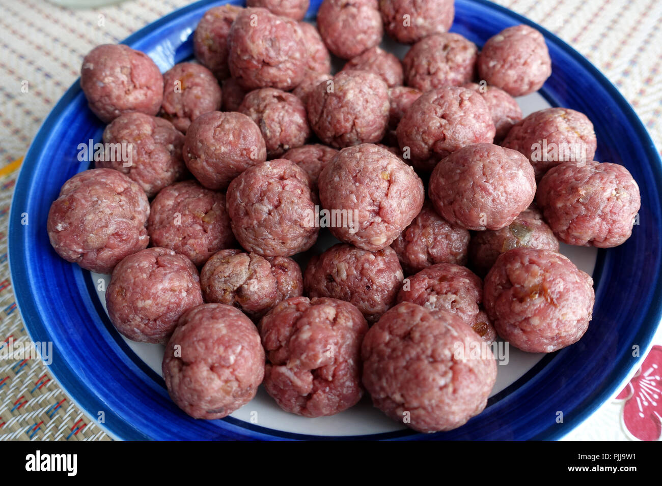 Close up di carne cruda sfere pronto per cucinare Foto Stock
