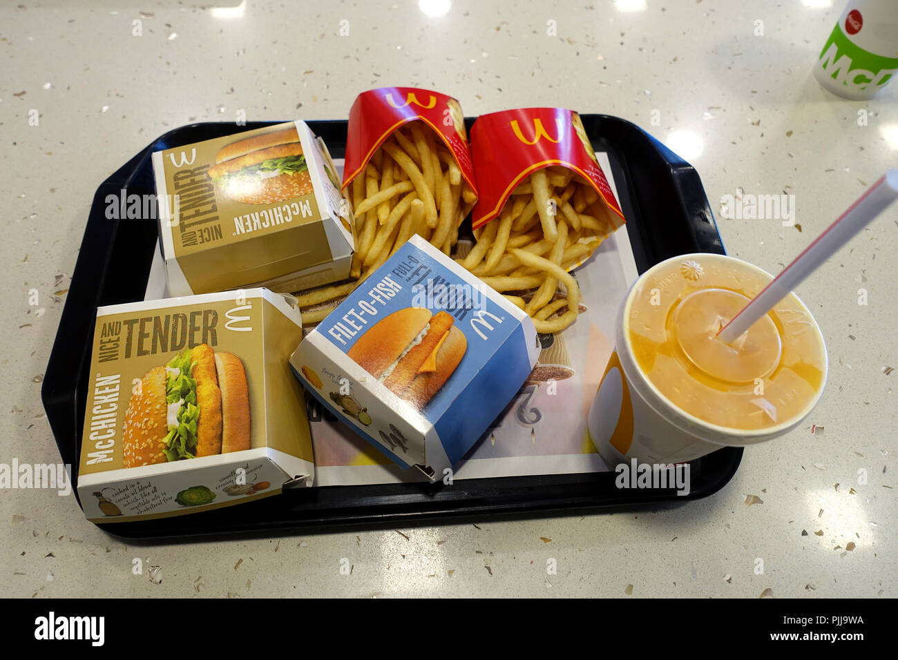 Australian McDonald's hamburger, patatine fritte e un drink su un vassoio Foto Stock