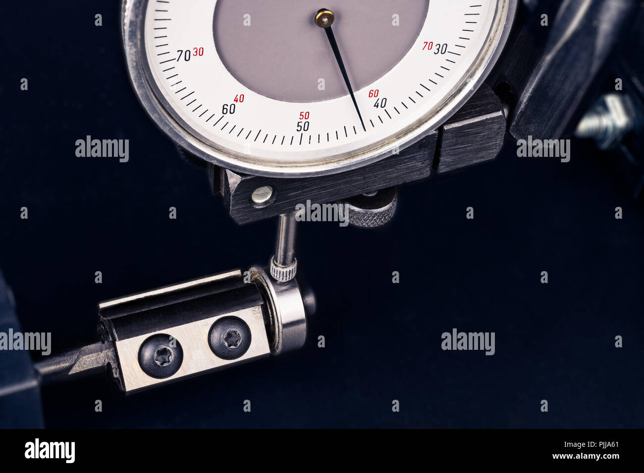 Comparatore quando la misurazione endmill con cuscinetto a sfere. La misurazione mediante la spia della sonda nella porta di metallo.fresa attrezzo di close-up. Sfondo nero. Qualità. Foto Stock