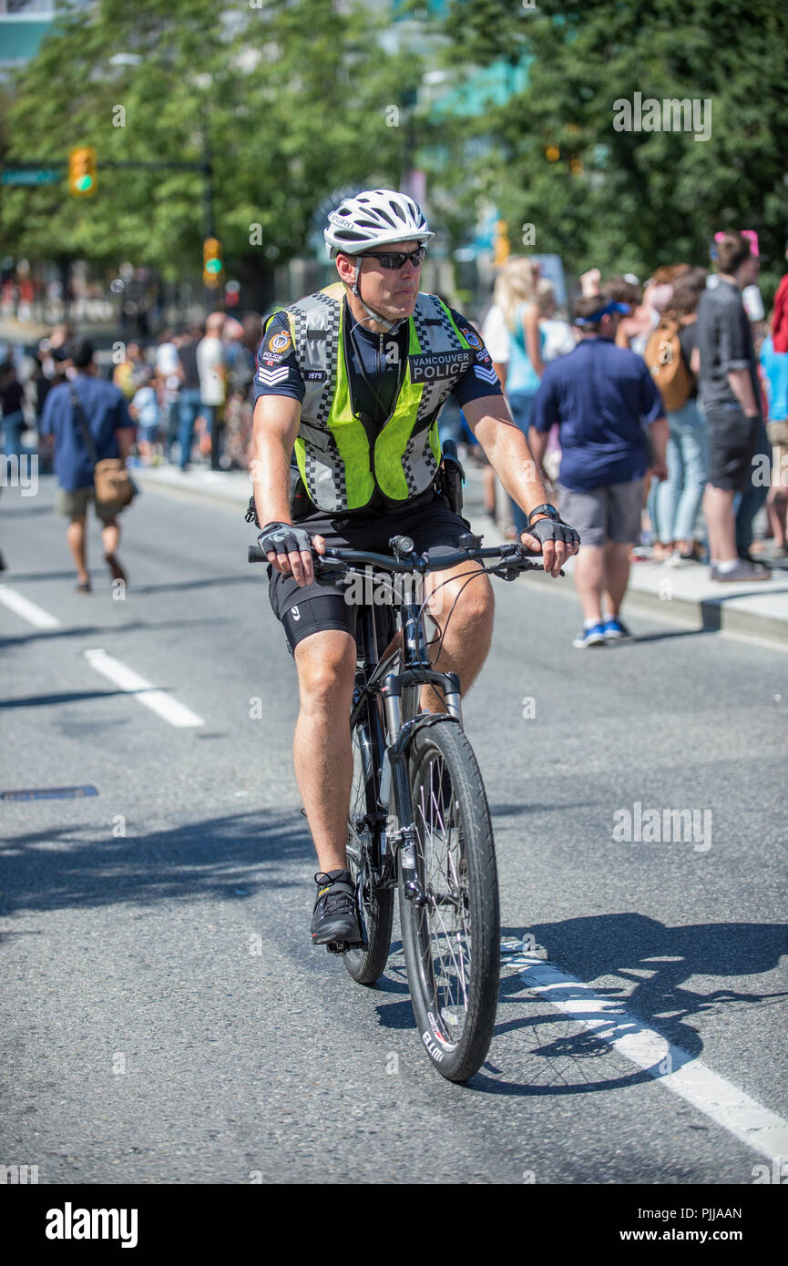 La città di Vancouver poliziotto su bike patrol. Foto Stock