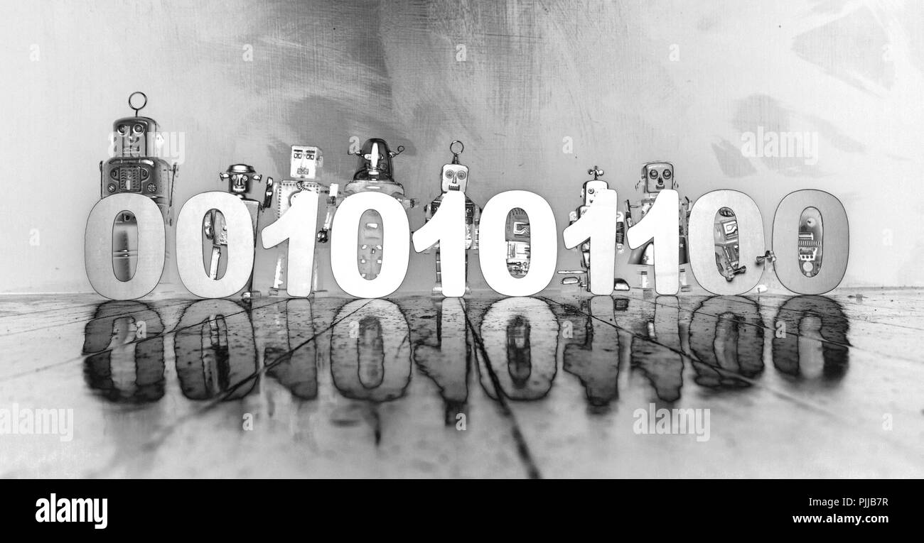 Binary cod detenute da una linea di robot vintage toys su un pavimento in legno con la riflessione solarized monocromatico Foto Stock