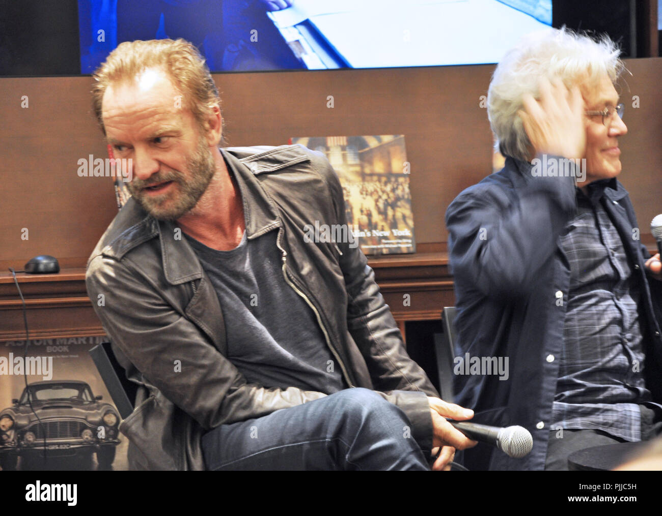 New York, NY. Sting si unisce il suo amico Bill Jacklin per il suo libro firma in Rizzoli store downtown Manhattan. Il 24 maggio 2016. @ Veronica Bruno / Alamy Foto Stock