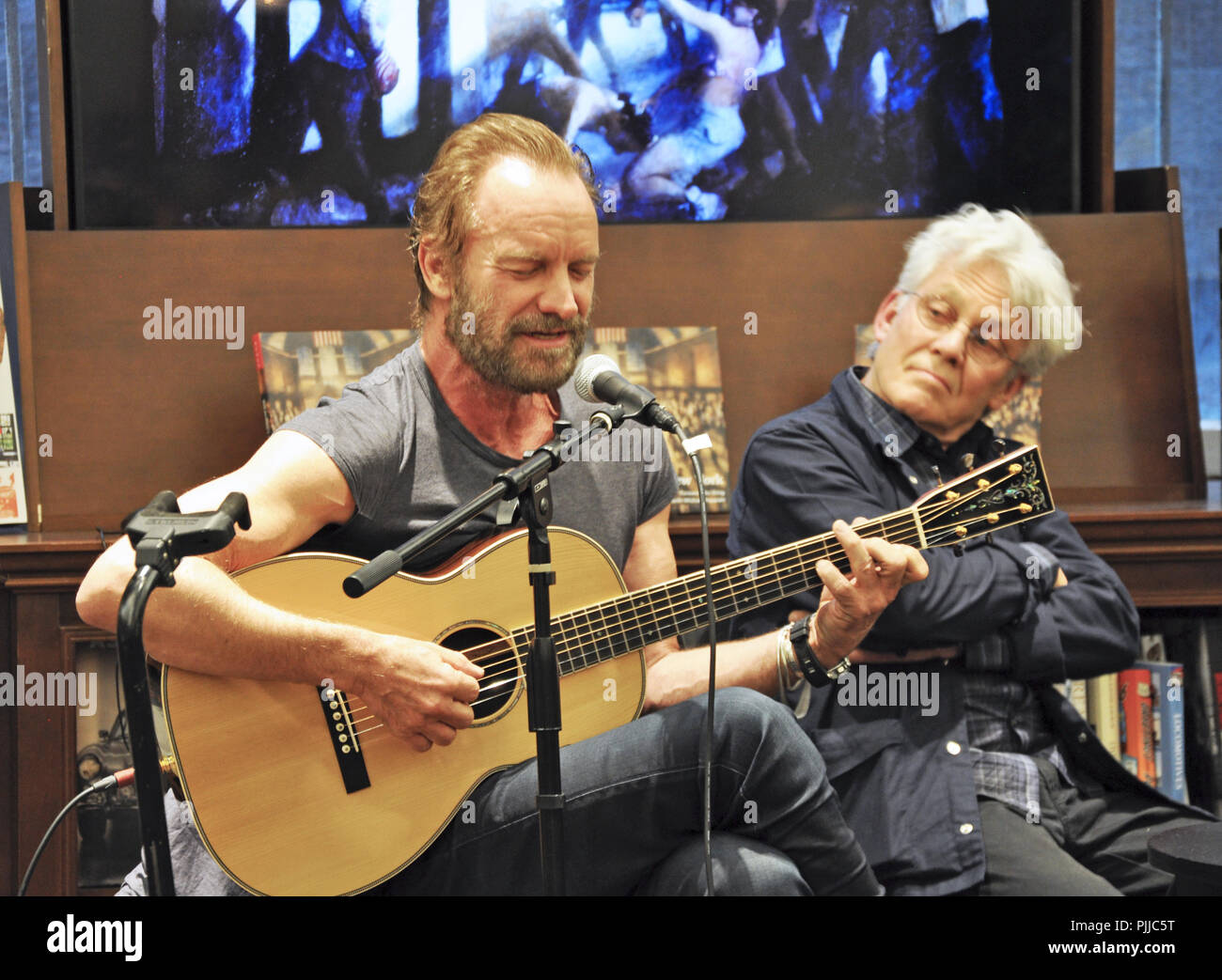 New York, NY. Sting si unisce il suo amico Bill Jacklin per il suo libro firma in Rizzoli store downtown Manhattan. Il 24 maggio 2016. @ Veronica Bruno / Alamy Foto Stock