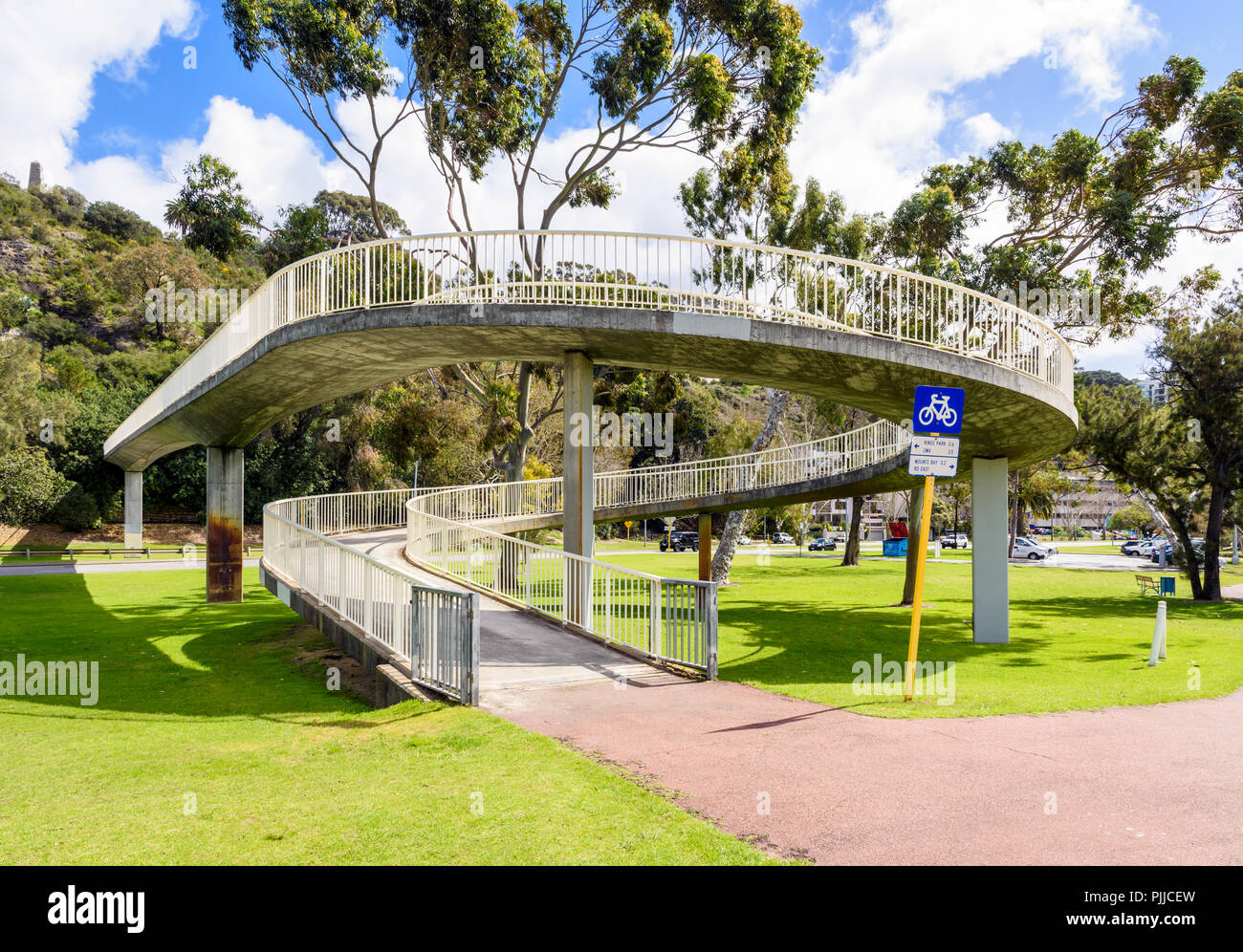 Ponte del ciclo su una strada principale a Perth, Western Australia Foto Stock