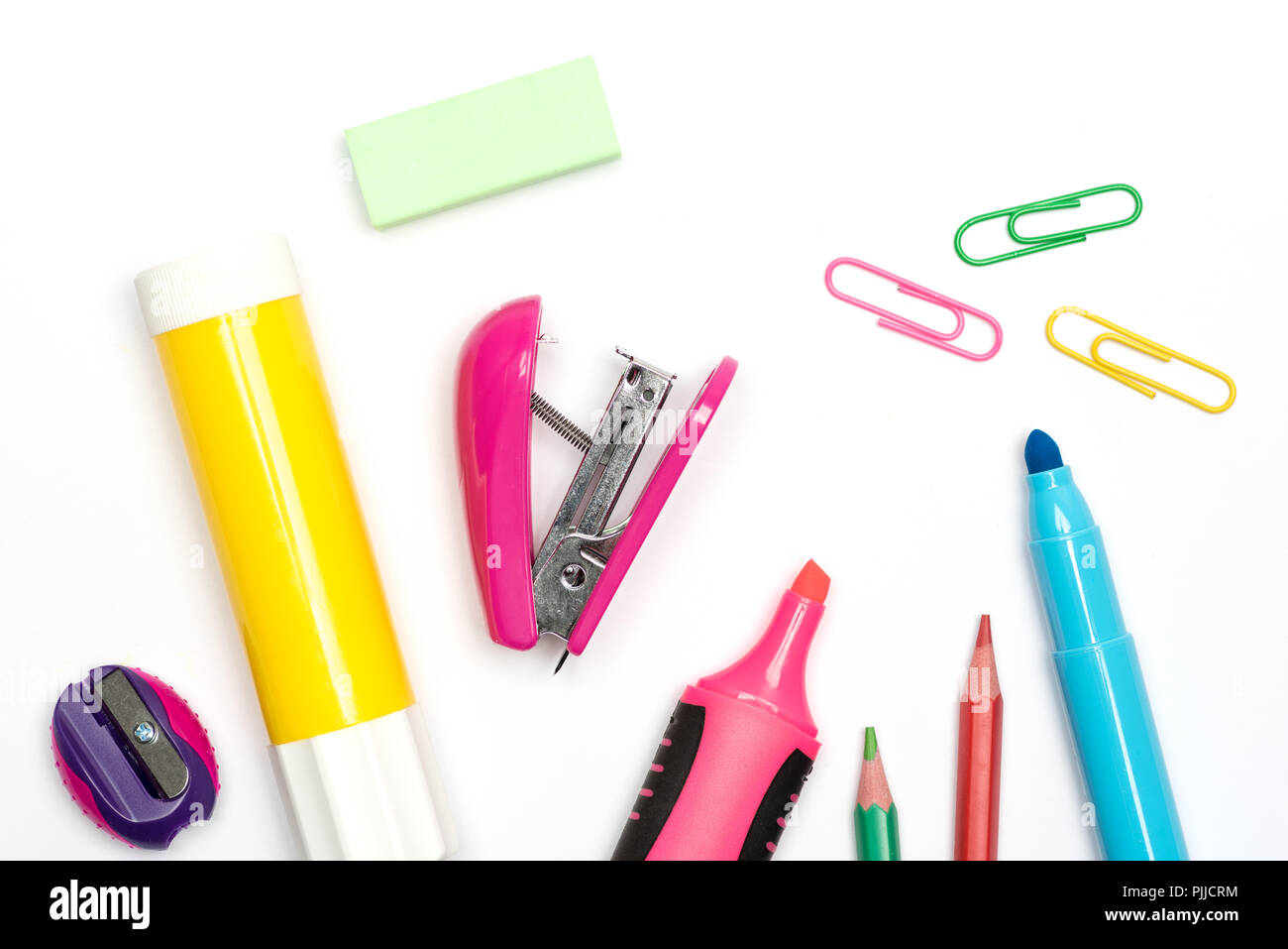 Scuola e ufficio gli articoli di cancelleria disposti in modo casuale su sfondo bianco comprendente una matita, una penna, forbici Foto Stock