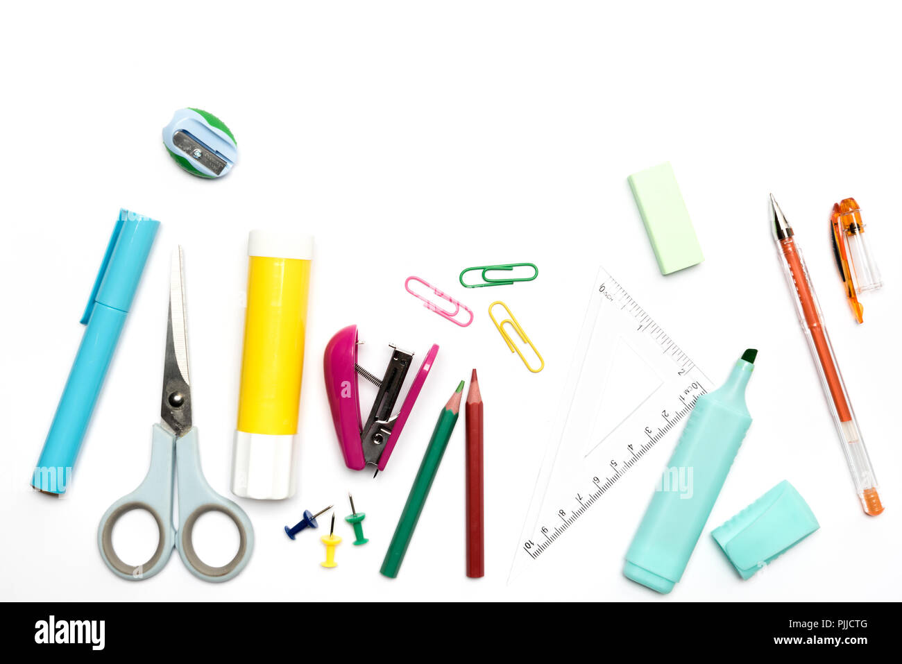 Scuola e ufficio gli articoli di cancelleria disposti in modo casuale su sfondo bianco comprendente una matita, una penna, forbici Foto Stock
