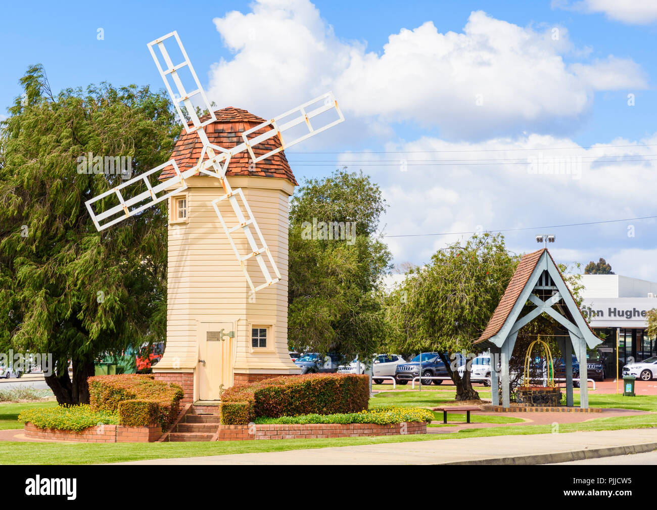 Il mulino a vento di tipo iconico e Wishing Well nella città di Victoria Park, Australia occidentale Foto Stock