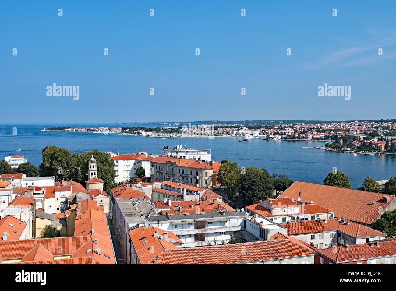 Vista di Zadar vecchi tetti della città da il campanile della cattedrale, Zadar, Croazia Foto Stock