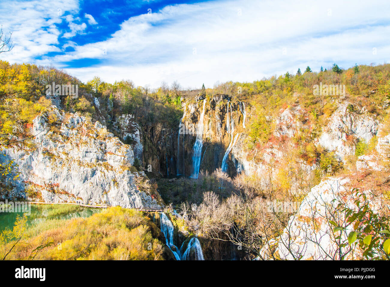 Grande Cascata nel Parco Nazionale dei Laghi di Plitvice in Croazia in autunno Foto Stock