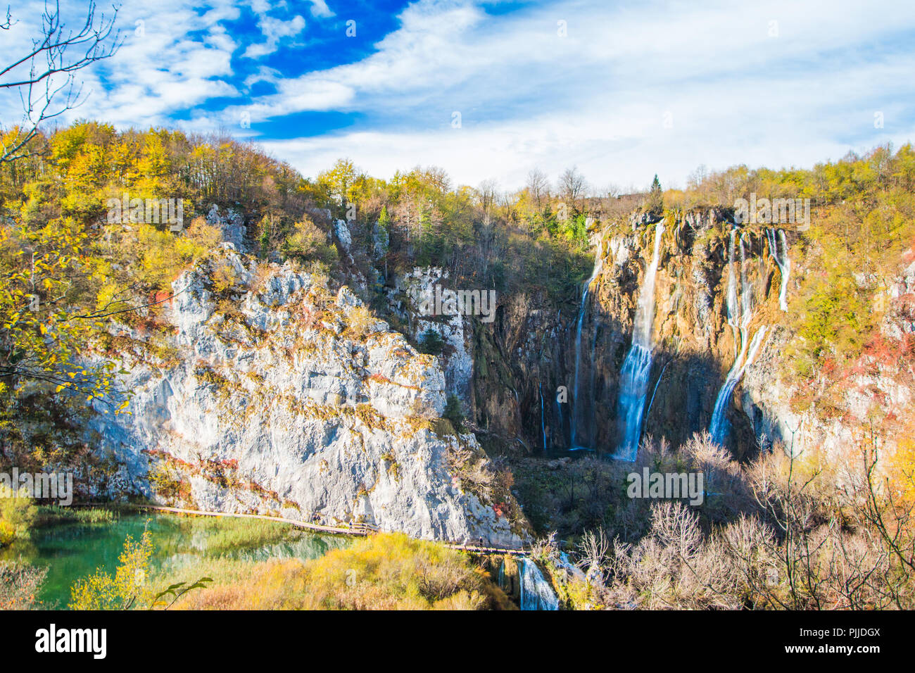 Grande Cascata nel Parco Nazionale dei Laghi di Plitvice in Croazia in autunno Foto Stock