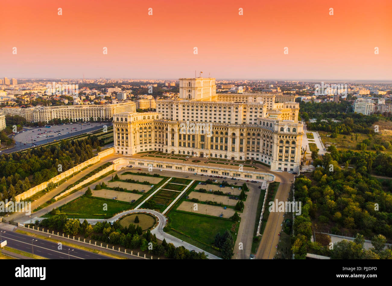Il palazzo del parlamento o la Casa del Popolo è nella città di Bucarest. Vista aerea al tramonto Foto Stock