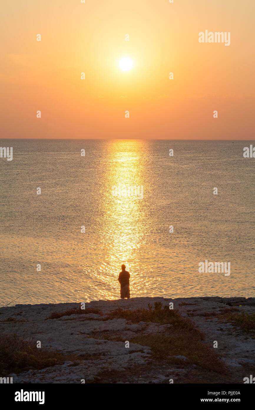 Pescatore al mattino presto Foto Stock