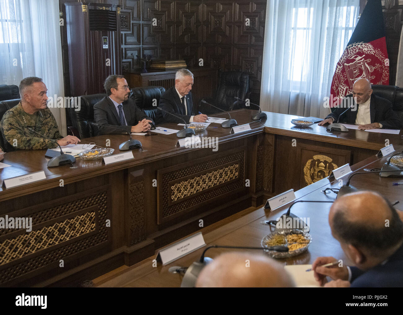 Il Segretario della Difesa James N. Mattis e Marine Corps gen. Joe Dunford, presidente del Comune di capi di Stato Maggiore, incontro con il Presidente afghano Ashraf Ghani al Afghan presidenziali ufficio edificio, Kabul, Afghanistan, Sett. 7, 2018. 7 Sep, 2018. (DoD Foto di Marina Petty Officer 1. Classe Dominique A. Pineiro) US Joint Staff via globallookpress.com Credito: Us Joint personale/Russo/Look ZUMA filo/Alamy Live News Foto Stock