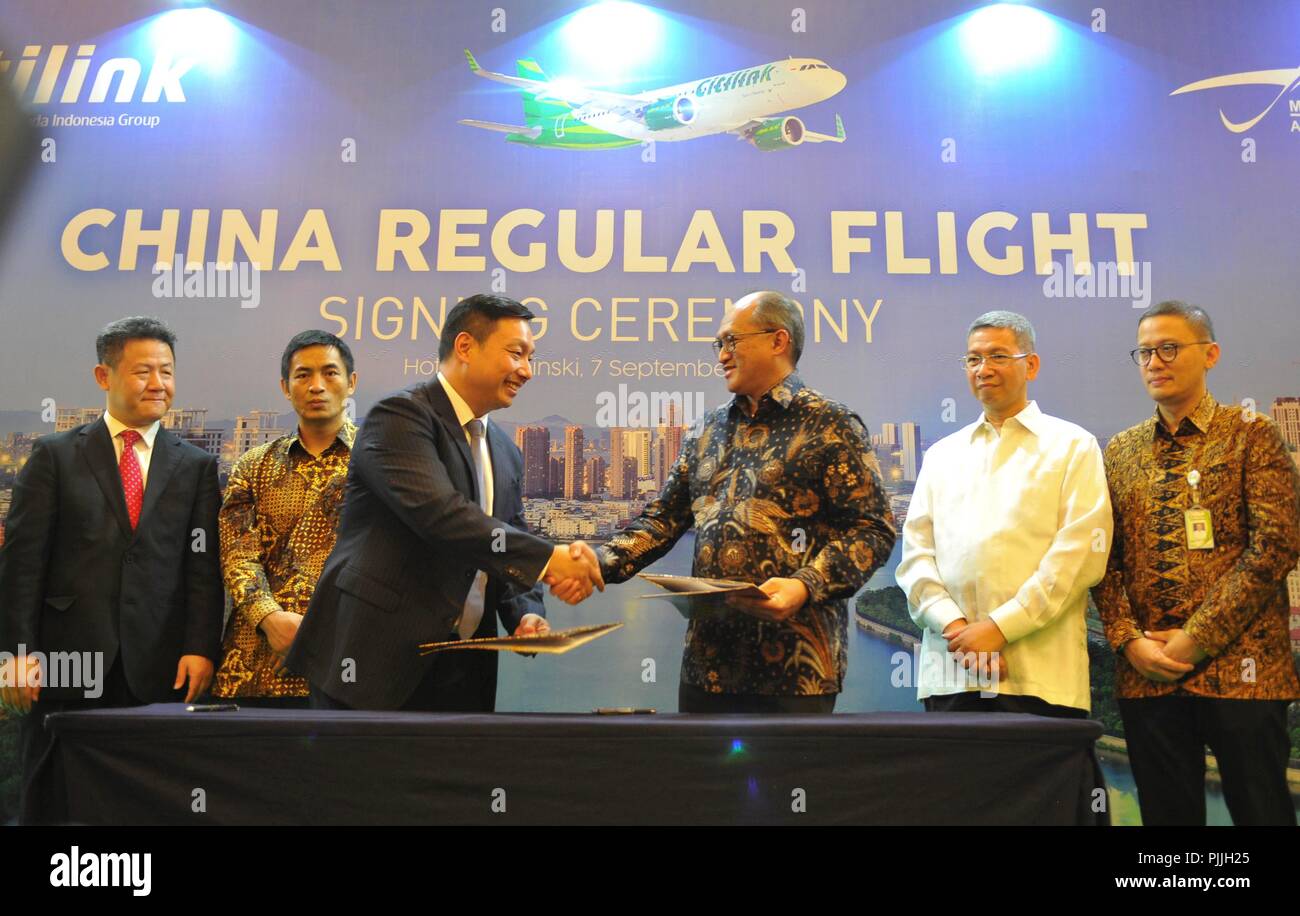 (180907) -- JAKARTA, Sett. 7, 2018 (Xinhua) -- Foto scattata il 7 settembre 7, 2018 mostra la scena di una cerimonia di firma tra Citilink dell' Indonesia e della Cina di Megacap Aviation Service group di Jakarta, Indonesia. In Indonesia i low cost carrier Citilink consentirà di aggiungere tre nuove rotte di volo in Cina il mese prossimo come il numero di viaggiatori cinesi in visita in Indonesia si alza. (Xinhua/Zulkarnain) (yk) Foto Stock