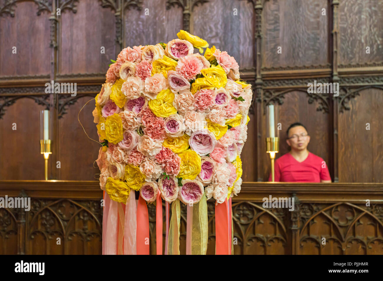 Winchester, Hampshire, Regno Unito. Il 7 settembre 2018. Migliaia di persone in visita Festival di illuminazione di fiori 5-9 Settembre per vedere oltre 50.000 fiori e 400 differenti varianti di fiori e fogliame in Winchester Cathedral - il profumo ed il colore che evoca la rileva come i visitatori in giro. Una straordinaria gamma di composizioni floreali ispirati dal magnifico Winchester la Bibbia, la più grande e più raffinati sopravvivere del XII secolo la Bibbia in inglese. Credito: Carolyn Jenkins/Alamy Live News Foto Stock