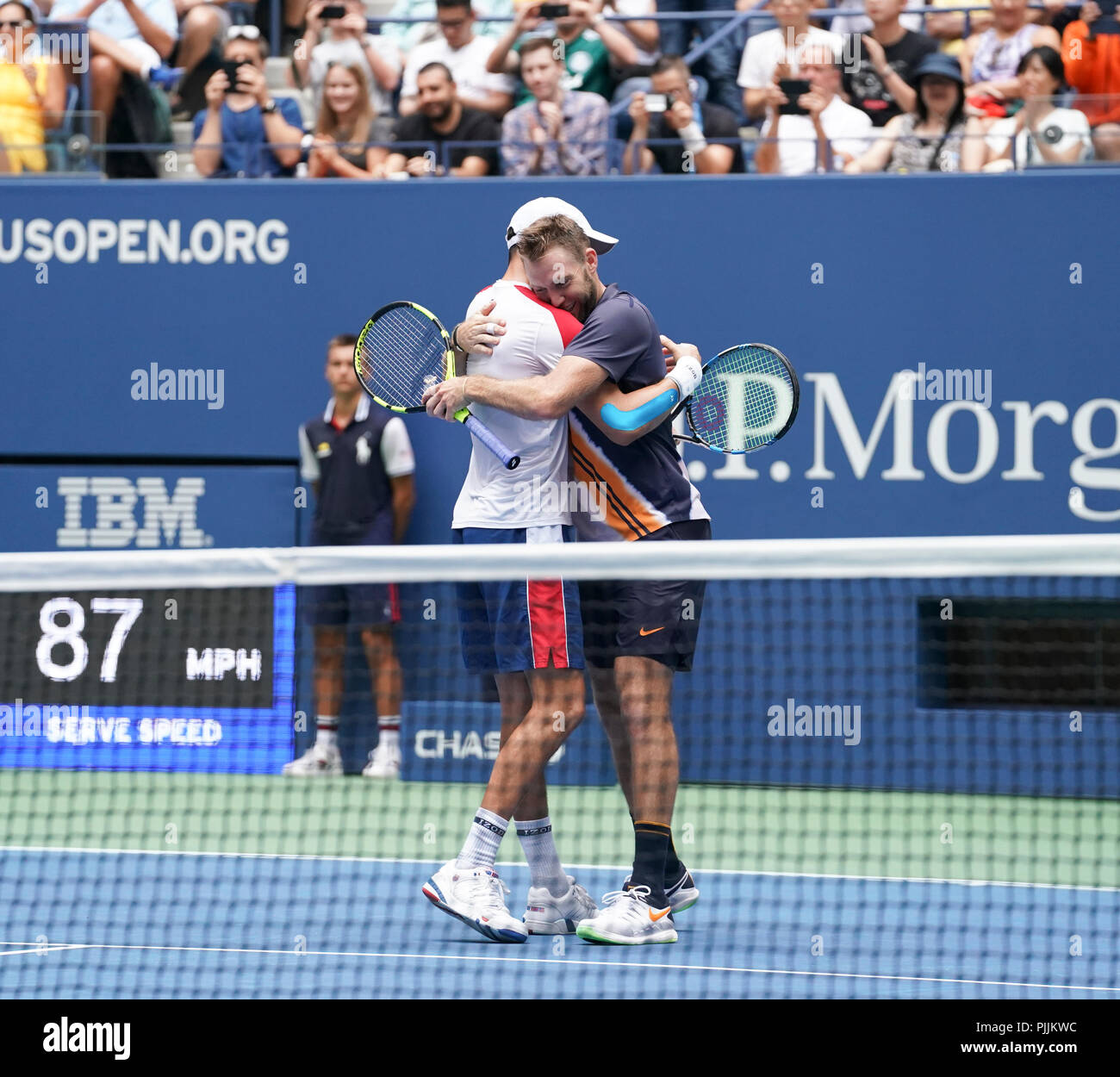 New York, NY - 7 Settembre 2018: Jack Sock e Mike Bryan celebrare la vittoria contro Lukasz Kubot e Marcelo Melo in uomini doppio finale a USTA Billie Jean King National Tennis Center Credito: lev radin/Alamy Live News Foto Stock