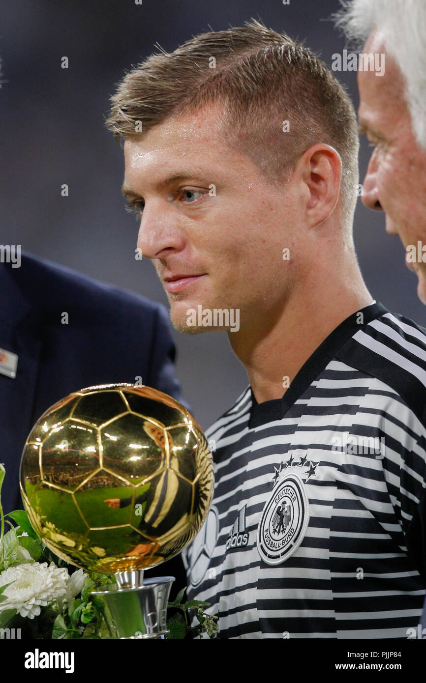 Monaco di Baviera, Deutschland. 06 Sep, 2018. Toni KROOS aggiudicato il titolo del Calciatore dell'anno (stagione 2017/2018). Soccer Laenderspiel, Germania (GER) - Francia (FRA) 0: 0, UEFA League, stagione 2018/2019, su 06/09/2018 in Muenchen/ALLIANZARENA/Germania. Nota editoriale: DFB regolamenti vietano qualsiasi uso di fotografie come sequenze di immagini e/o quasi-video. € | Utilizzo di credito in tutto il mondo: dpa/Alamy Live News Foto Stock