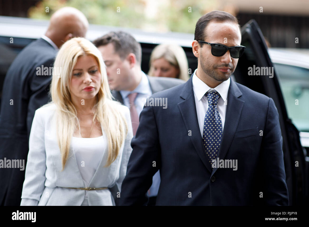 Washington, Stati Uniti d'America. 7 Sep, 2018. Ex Trump campaign aide George Papadopoulos (R) anteriore arriva alla corte di Washington, DC, Stati Uniti sul Sett. 7, 2018. George Papadopoulos è stato condannato il Venerdì per 14 giorni in prigione per sdraiarsi a investigatori federali durante la Russia sonda. Credito: Ting Shen/Xinhua/Alamy Live News Foto Stock