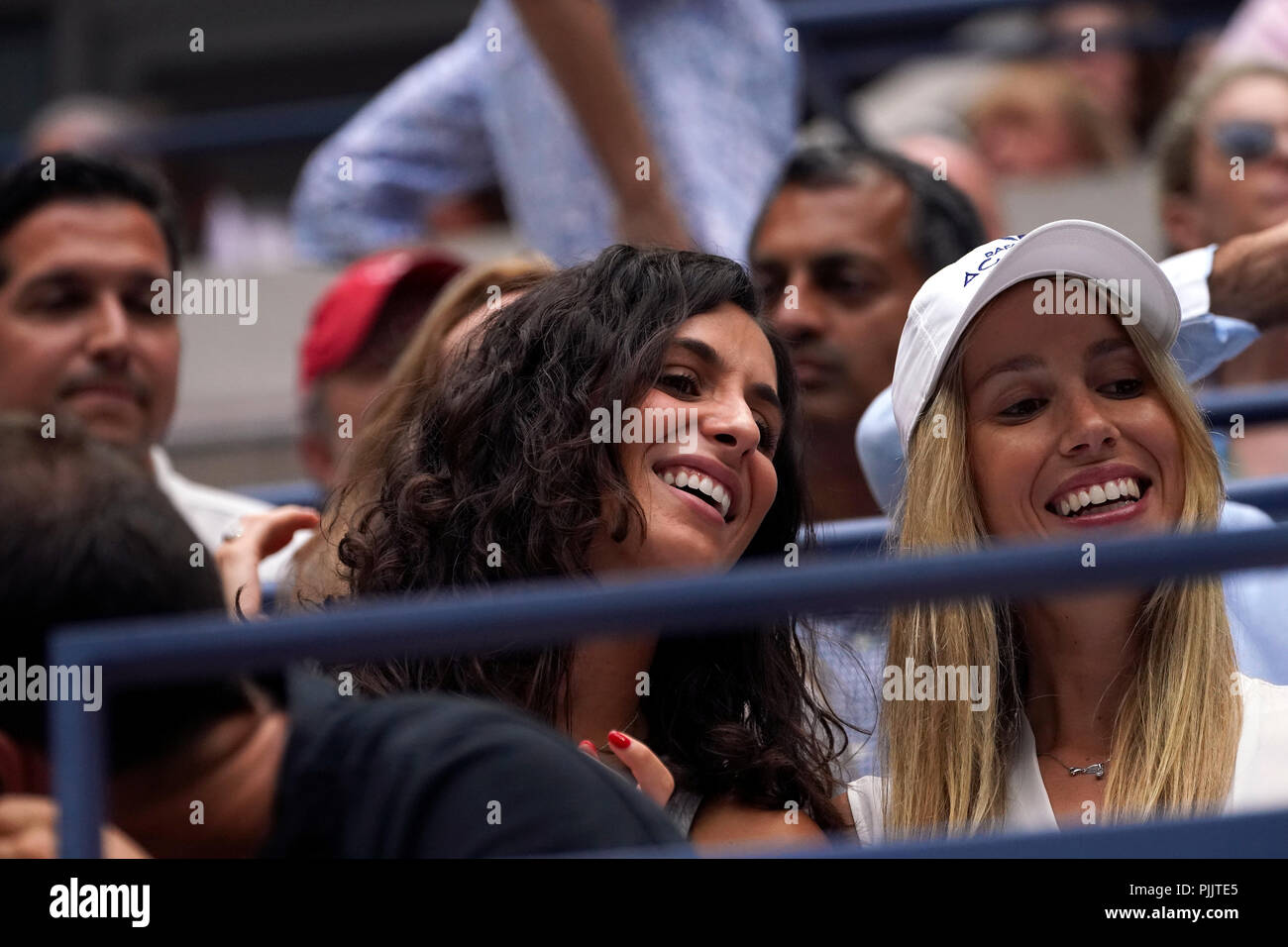 New York, Stati Uniti d'America. Il 7 settembre 2018. US Open Tennis: Xisca Perell-, la ragazza di spagnolo giocatore di tennis Rafael Nadal, sinistra, condivide un ridere con Nadal di sorella, Mar'a Isabel Nadal, durante Nadal di semifinale partita contro Juan Martin Del Potro di Argentina a US Open a Flushing Meadows, New York. Nadal è stato costretto a ritirarsi dalla partita dopo la seconda serie, consentendo del Potro per avanzare alla domenica la finale contro Novak Djokovic. Credito: Adam Stoltman/Alamy Live News Foto Stock