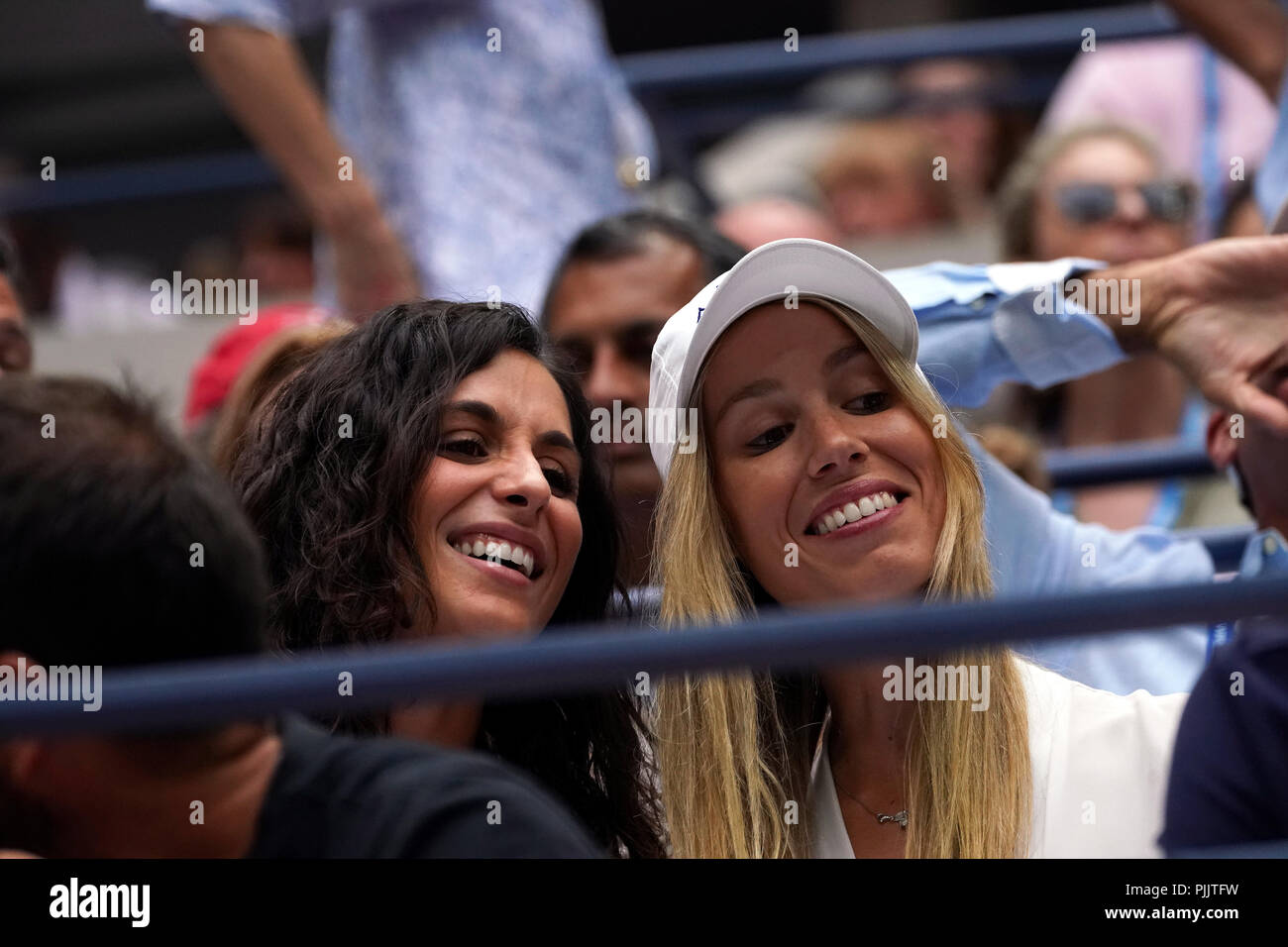 New York, Stati Uniti d'America. Il 7 settembre 2018. US Open Tennis: Xisca Perell-, la ragazza di spagnolo giocatore di tennis Rafael Nadal, sinistra, condivide un ridere con Nadal di suor Maria Isabel Nadal, durante Nadal di semifinale partita contro Juan Martin Del Potro di Argentina a US Open a Flushing Meadows, New York. Nadal è stato costretto a ritirarsi dalla partita dopo la seconda serie, consentendo del Potro per avanzare alla domenica la finale contro Novak Djokovic. Credito: Adam Stoltman/Alamy Live News Foto Stock