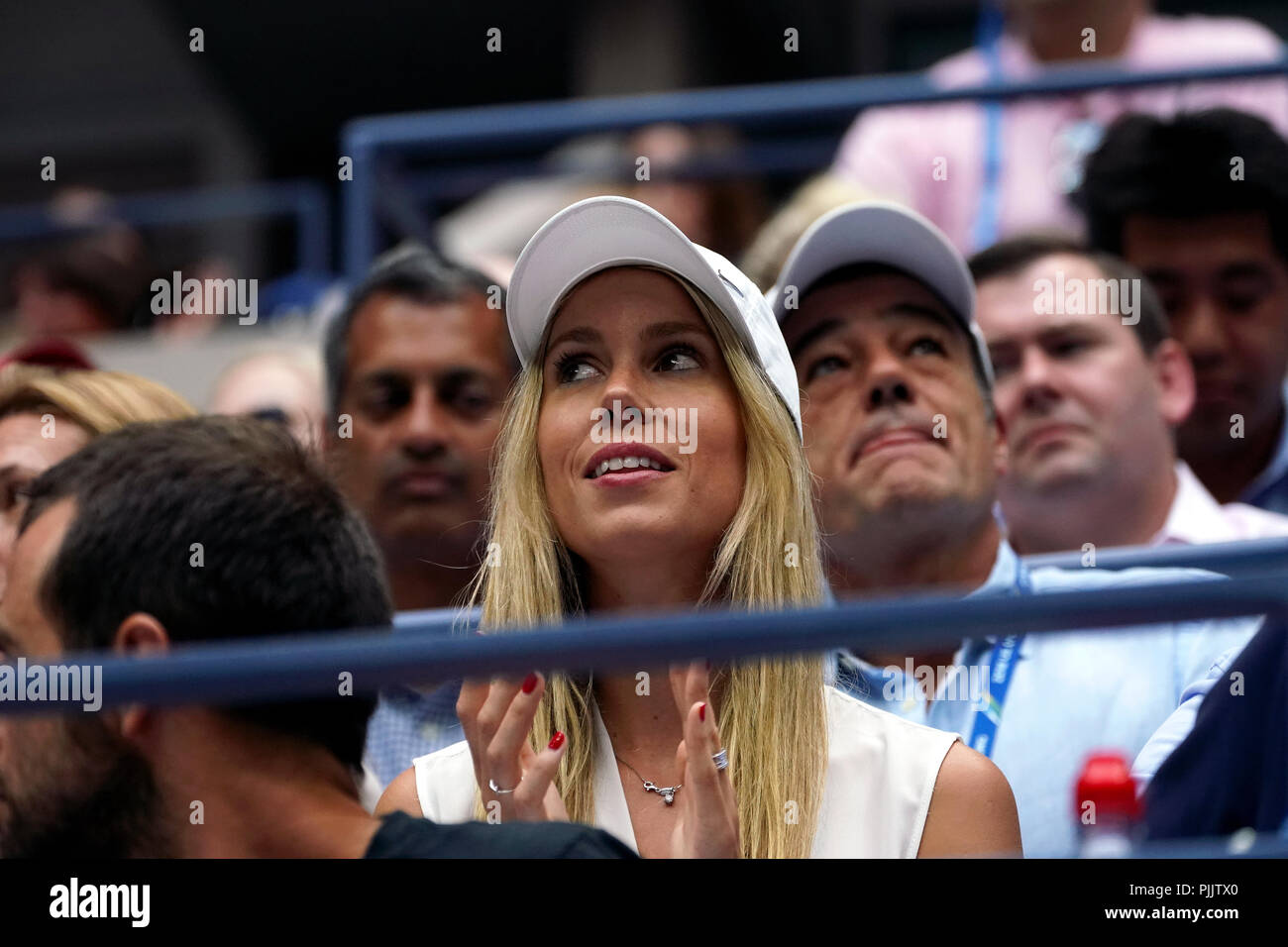 New York, Stati Uniti d'America. Il 7 settembre 2018. US Open Tennis: Rafael Nadal di suor Maria Isabel Nadal, il tifo per il suo fratello durante il suo semifinale partita contro Juan Martin Del Potro di Argentina a US Open a Flushing Meadows, New York. Nadal è stato costretto a ritirarsi dalla partita dopo la seconda serie, consentendo del Potro per avanzare alla domenica la finale contro Novak Djokovic. Credito: Adam Stoltman/Alamy Live News Foto Stock