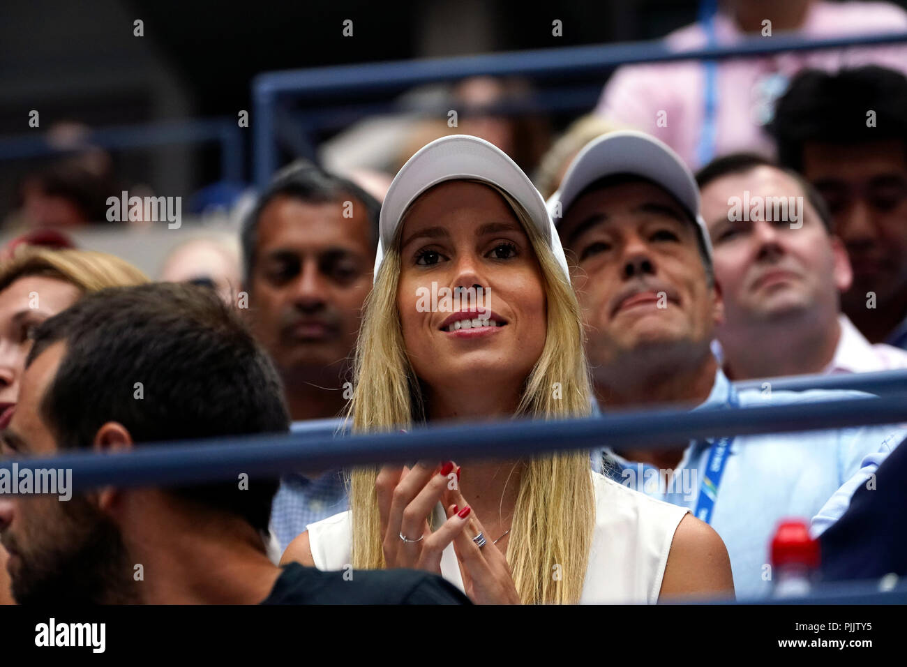 New York, Stati Uniti d'America. Il 7 settembre 2018. US Open Tennis: Rafael Nadal di suor Maria Isabel Nadal, il tifo per il suo fratello durante il suo semifinale partita contro Juan Martin Del Potro di Argentina a US Open a Flushing Meadows, New York. Nadal è stato costretto a ritirarsi dalla partita dopo la seconda serie, consentendo del Potro per avanzare alla domenica la finale contro Novak Djokovic. Credito: Adam Stoltman/Alamy Live News Foto Stock