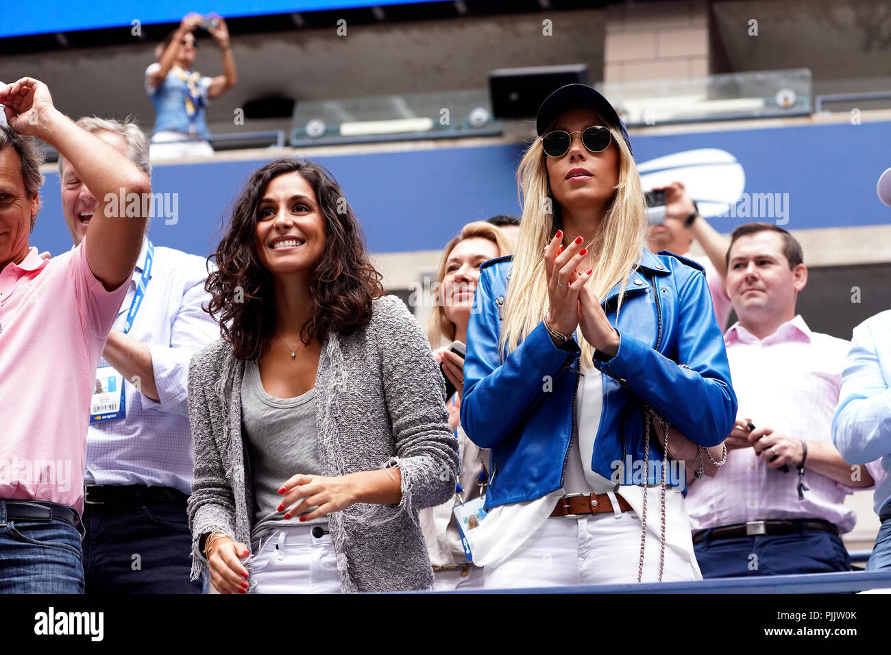 New York, Stati Uniti d'America. Il 7 settembre 2018. US Open Tennis: Xisca Perell-, la ragazza di spagnolo giocatore di tennis Rafael Nadal, a sinistra e a Nadal di sorella, Mar'a Isabel Nadal, tifo per Nadal durante la sua semifinale partita contro Juan Martin Del Potro di Argentina a US Open a Flushing Meadows, New York. Nadal è stato costretto a ritirarsi dalla partita dopo la seconda serie, consentendo del Potro per avanzare alla domenica la finale contro Novak Djokovic. Credito: Adam Stoltman/Alamy Live News Foto Stock