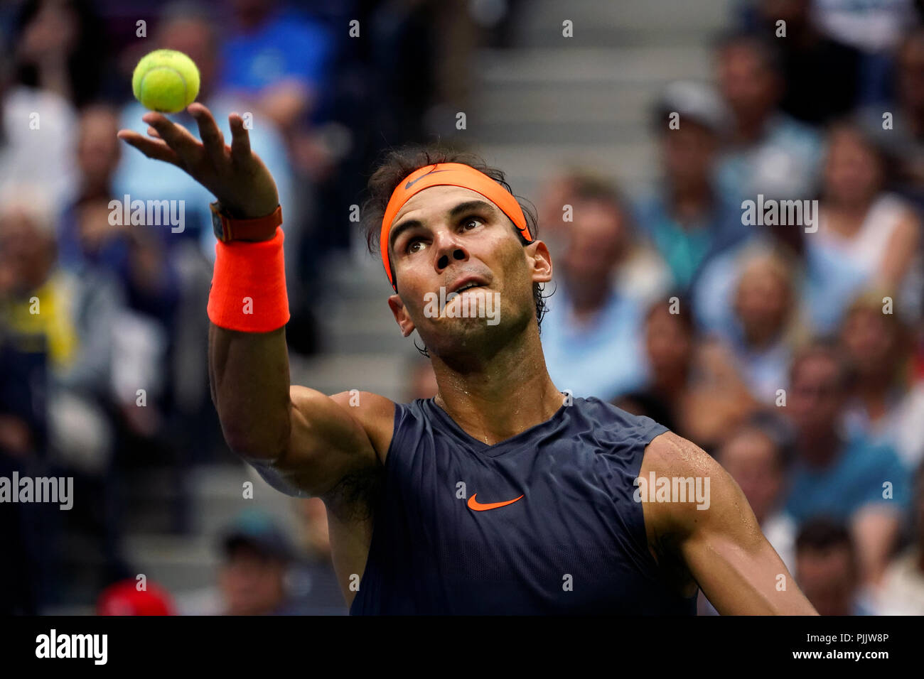 New York, Stati Uniti d'America. Il 7 settembre 2018. US Open Tennis: Spagna di Rafael Nadal che serve per l'Argentina Juan Martin Del Potro, durante la loro semifinale partita a US Open a Flushing Meadows, New York. Nadal si è ritirato dopo la seconda serie e del Potro dovrà affrontare Novak Djokovic in domenica la finale. Credito: Adam Stoltman/Alamy Live News Foto Stock